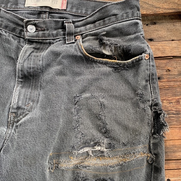 Levi’s Mens 560’s 34 x 36 distressed jeans - patched with custom sewing 🧵 - Picture 4 of 8